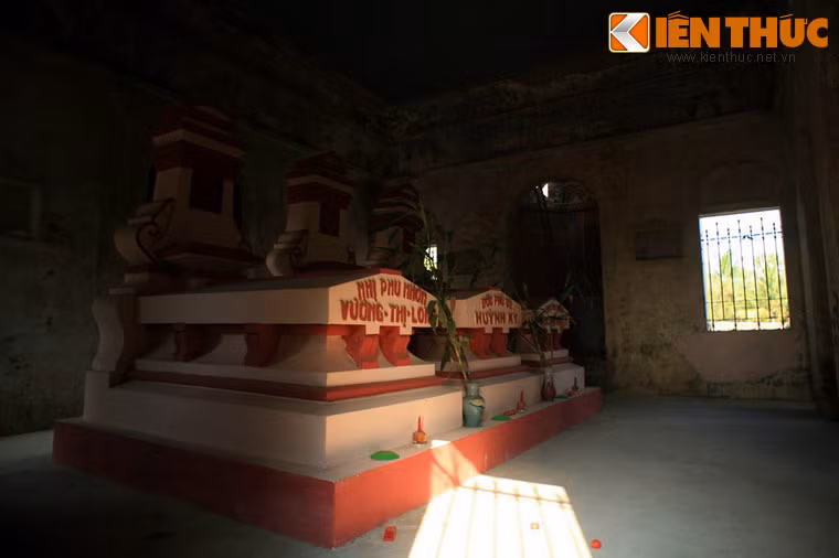 Gian nhà lục giác ở giữa là nơi có mộ phần của ông Hàm, hai bên là mộ phần hai vị phu nhân.
