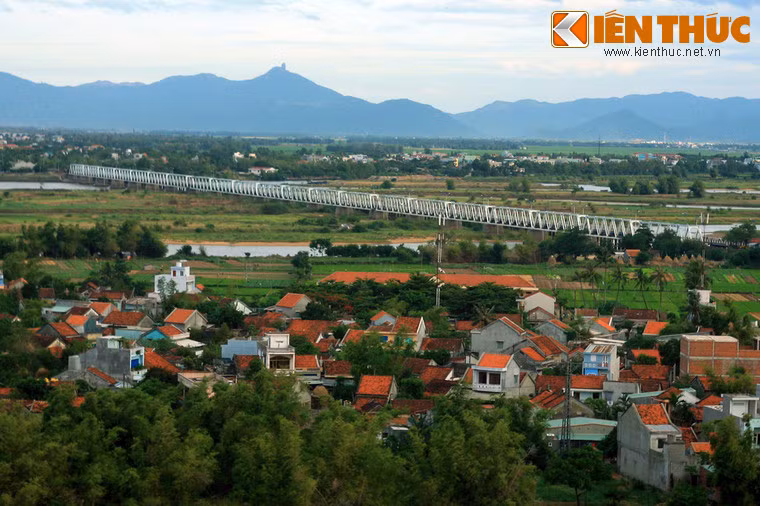 Cầu Đà Rằng bắc qua sông Ba (sông Đà Rằng), thuộc thành phố Tuy Hòa tỉnh Phú Yên là chiếc cầu dài nhất trên Quốc lộ 1A qua miền Trung. Cầu Đà Rằng và sống Ba cũng được xem là một trong những biểu tượng của Phú Yên.