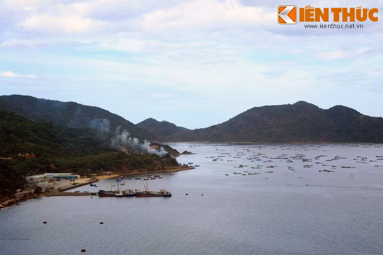 Vũng Rô là một vịnh nhỏ nhưng xinh đẹp thuộc xã Hòa Xuân Nam, huyện Đông Hòa, tỉnh Phú Yên, nằm ngay sát rìa dãy núi Đèo Cả. Thời kháng chiến chống Mỹ, vịnh Vũng Rô gắn với huyền thoại đường Hồ Chí Minh. Đây là một địa chỉ tiếp nhận vũ khí bí mật từ miền Bắc chuyển vào qua những chuyến tàu không số lịch sử.