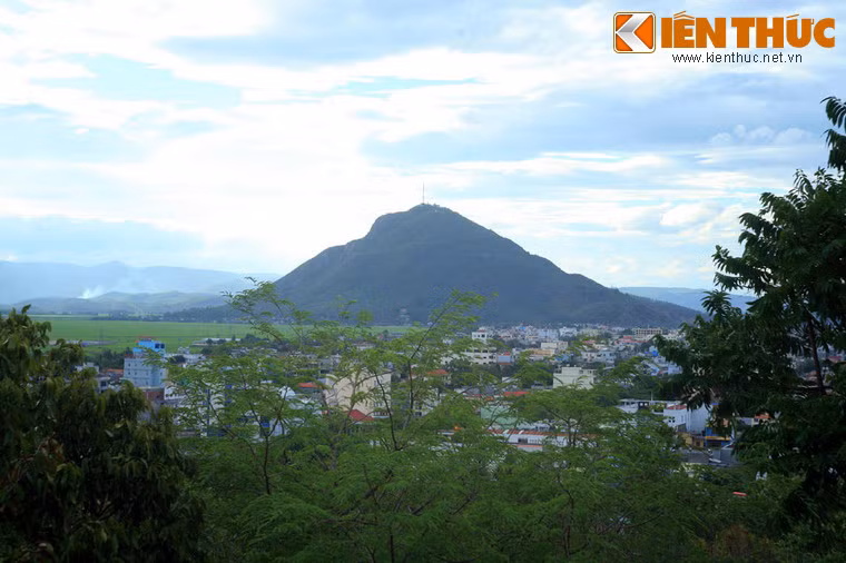 Núi Chóp Chài cao 391 mét, nổi lên giữa đồng bằng Tuy Hòa, thuộc địa phận xã Bình Kiến, ngoại ô thành phố Tuy Hòa, cách trung tâm thành phố khoảng 4 km về phía Tây Bắc. Núi Chóp Chài là một trong những biểu tượng quen thuộc về Phú Yên.