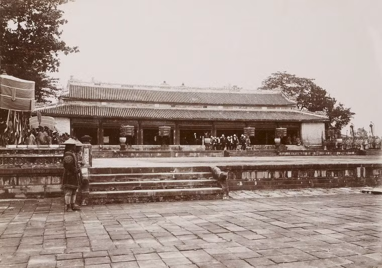 Cận cảnh điện Thái Hòa. Một phái đoàn Pháp đứng trước điện sau khi yết kiến nhà vua.
