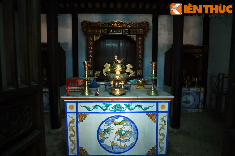 Những hang yến này thường thiếu ánh sáng và rất trơn trượt, ẩm ướt do phân chim và rêu bám phủ, đáy hang sâu hoắm, có nhiều ghềnh đá. Chỉ cần sơ sẩy một chút, tính mạng người thợ sẽ gặp nguy hiểm...
