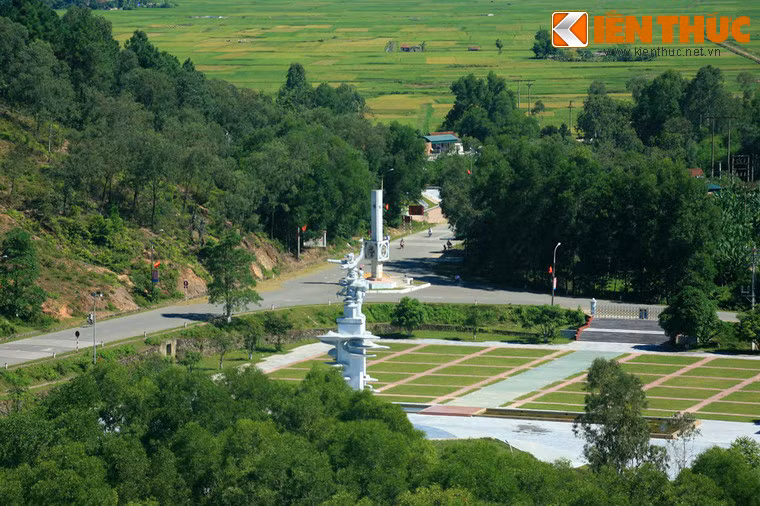 Vào thời kỳ kháng chiến chống Mỹ, Ngã ba Đồng Lộc là một nút giao thông trọng yếu trên đường Trường Sơn. Ngã ba này có tổng diện tích 50ha, nằm gọn trong một thung lũng hình tam giác. Ảnh: Nút giao thông Ngã ba Đồng Lộc nhìn từ trên cao.
