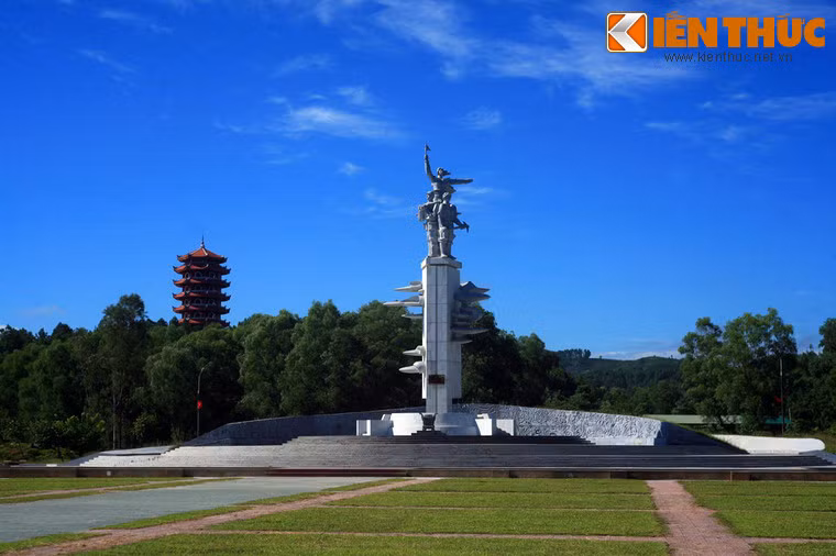 Trong trái tim của hàng triệu người Việt Nam, sự hi sinh của 10 cô gái Ngã ba Đồng Lộc là biểu tượng cô đọng cho tinh thần Anh hùng – Bất khuất – Trung hậu – Đảm đang của người phụ nữ Việt trong thời chiến. Ảnh: Tượng đài Chiến thắng ở Khu di tích lịch sử Ngã ba Đồng Lộc (xã Đồng Lộc, huyện Can Lộc, tỉnh Hà Tĩnh).