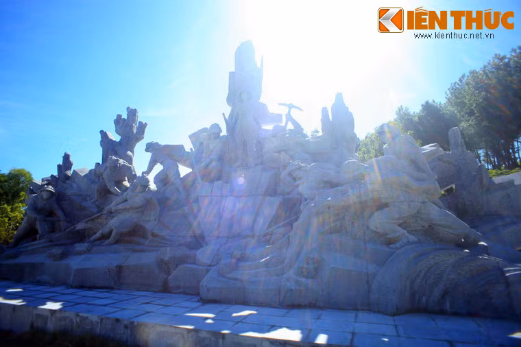 Nhận nhiệm vụ xong, 10 cô gái đến hiện trường gấp rút triển khai công việc. Với trọng trách to lớn được gửi gắm trên từng chiếc xe qua, họ làm việc không ngơi tay, vừa cười, vừa nói, vừa gọi nhau. Ảnh: Cụm tượng 10 cô gái Ngã ba Đồng Lộc.