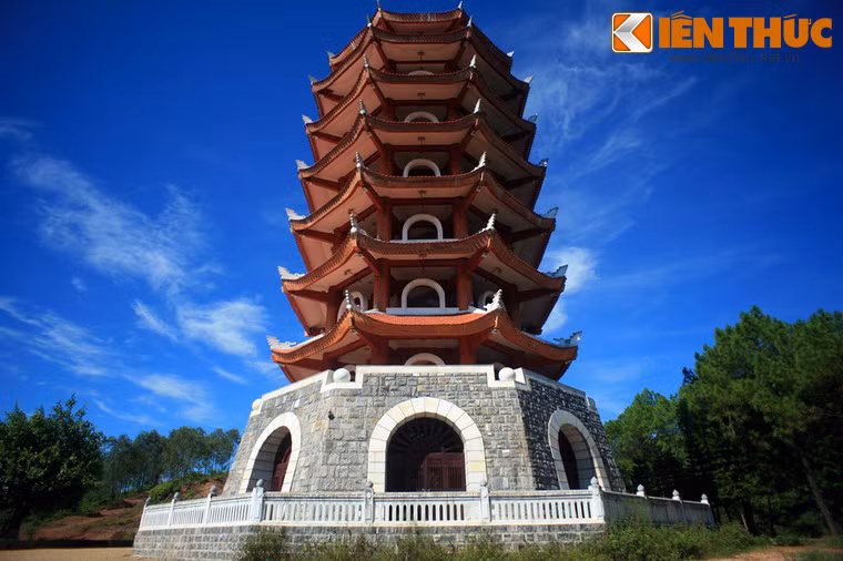 Là trọng điểm có tầm quan trọng chiến lược nên trong chiến tranh phá hoại, người Mỹ luôn nỗ lực ném những trận bom huỷ diệt xuống Ngã ba Đồng Lộc nhằm chặn đứt sự chi viện sức người, sức của, vũ khí, súng đạn, lương thực... của hậu phương lớn miền Bắc với tiền tuyến miền Nam. Ảnh: Tháp chuông Đồng Lộc.
