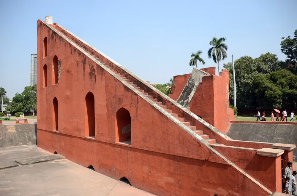 Gây ấn tượng nhất trong số đó là Samrat Yantra, một hình tam giác khổng lồ cao 20m, hoạt động như một đồng hồ mặt trời.