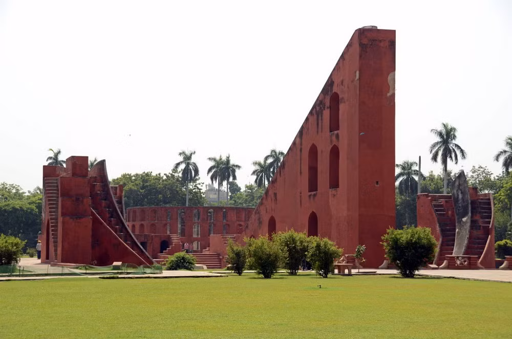  Đài thiên văn Jantar Mantar là tên gọi của một tổ hợp các công trình, thiết bị thiên văn cổ xưa vô cùng độc đáo của Ấn Độ.