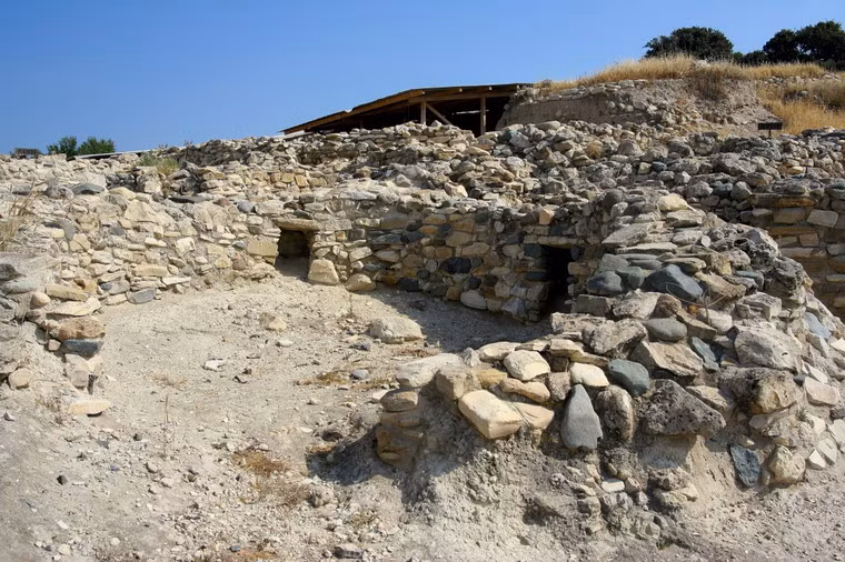 Di chỉ Choirokoitia được tiến sĩ Porphyrios Dikaios, giám đốc Vụ Cổ vật Cyprus phát hiện năm 1934 và khai quật 6 lần từ năm 1934- 1946. Các cuộc khai quật tiếp theo được thực hiện trong đầu thập kỷ 1970, nhưng bị ngưng vì quân đội Thổ Nhĩ Kỳ chiếm đảo Cyprus. Năm 1977, di chỉ này được tái khai quật.