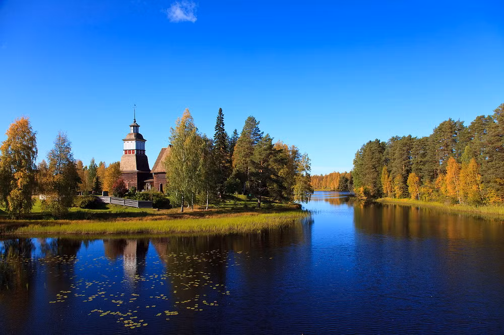 Cũng giống như nhiều nhà thờ cổ vùng Scandinavia, nhà thờ cổ Petäjävesi được dựng gần hồ nước, cho phép người ta tới dễ dàng bằng đường thủy trong mùa hè.