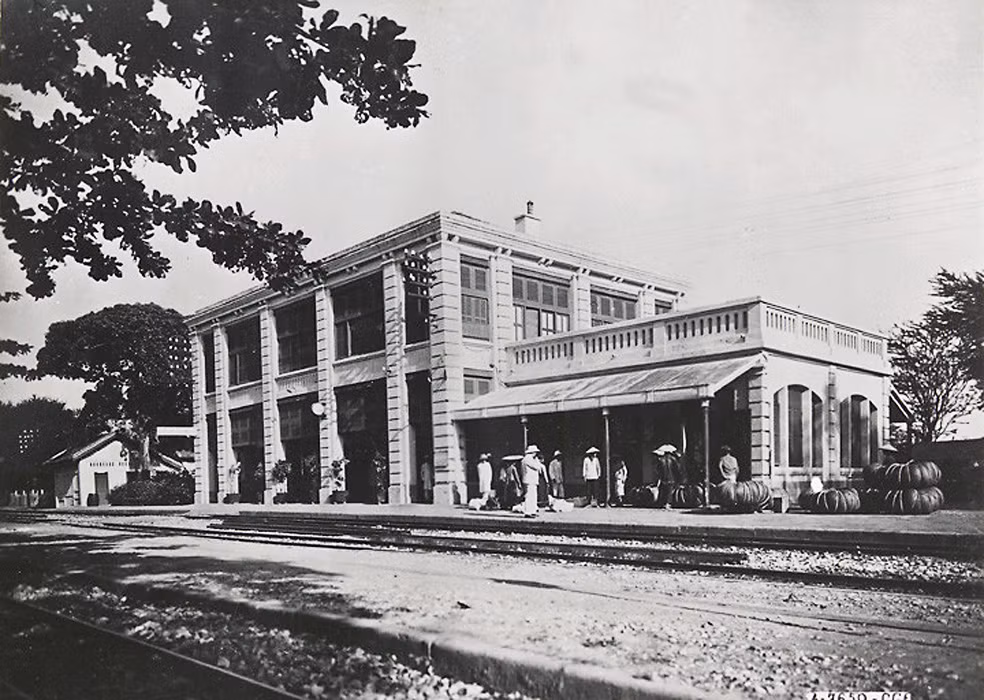 Nhà ga Phủ Lạng Thương.