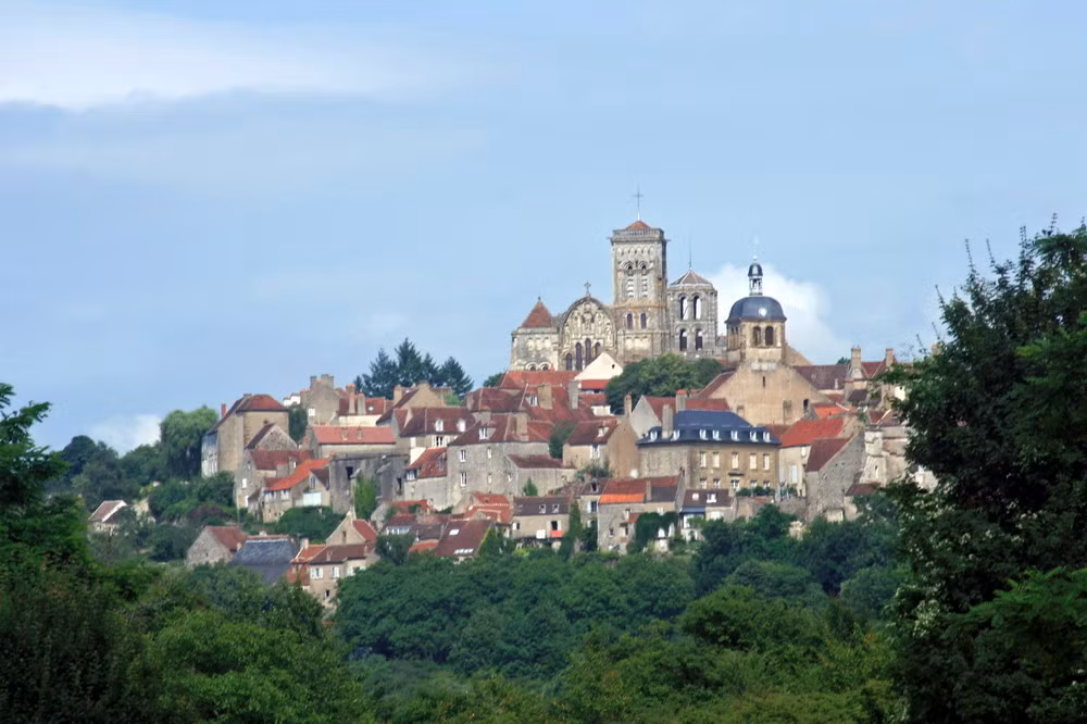 Nằm trên đỉnh ngọn đồi lịch sử Vezelay ở vùng Bourgogne nước Pháp, Vương cung thánh đường Thánh Maria Madalena (còn được gọi là Tu viện Vezelay) là một địa danh lịch sử có vai trò quan trọng của châu Âu thời Trung cổ.