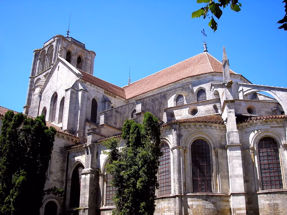 Vị trí của tu viện giảm dần sau khi người ta phát hiện di hài của Thánh Maria Magdalena ở Saint-Maximin-la-Sainte-Baume và cho xây dựng một nhà thờ ở đây.