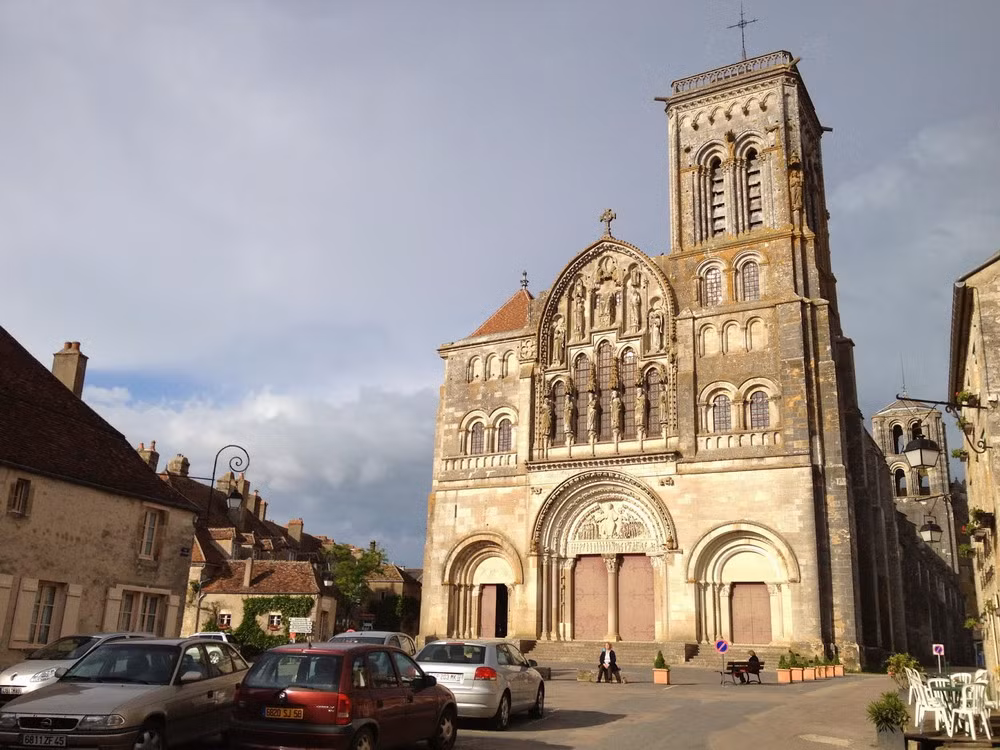 Với những thánh tích lưu giữ được, tu viện Vezelay trở thành một điểm dừng chân quan trọng của các con chiên trên Con đường hành hương Saint-Jacques-de-Compostelle.