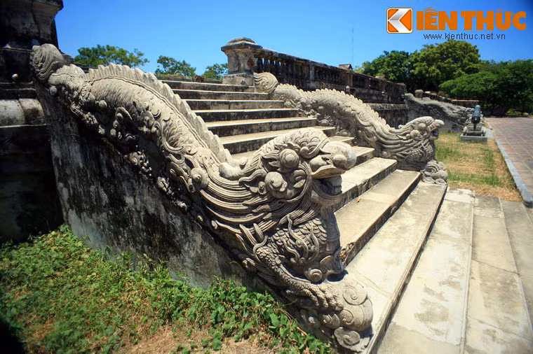Có ba cầu thang đắp rồng dẫn lên thềm điện.