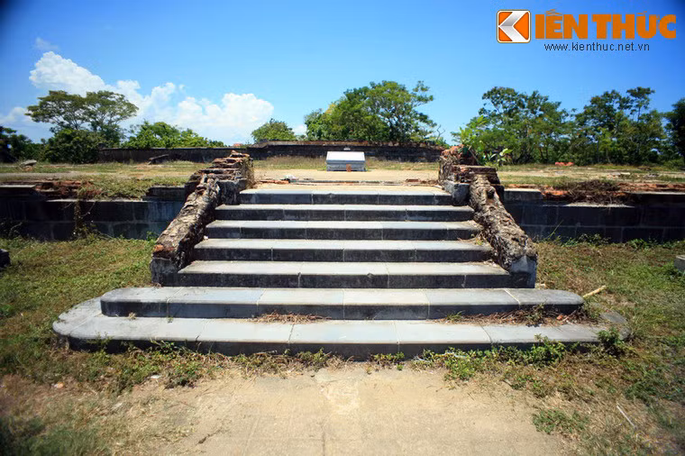 Sang triều vua kế vị là Bảo Đại thì triều đình cho tu sửa lại tòa điện, tân trang các tiện nghi theo thể cách Tây phương, trong đó có xây buồng tắm. Vua và hoàng hậu Nam Phương sau đó dọn về sống trong điện Kiến Trung. Tại điện này, Hoàng hậu Nam Phương sinh Thái tử Bảo Long ngày 4/1/1936.