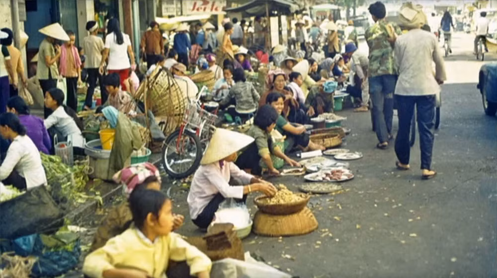 Cận cảnh chợ cóc Sài Gòn.
