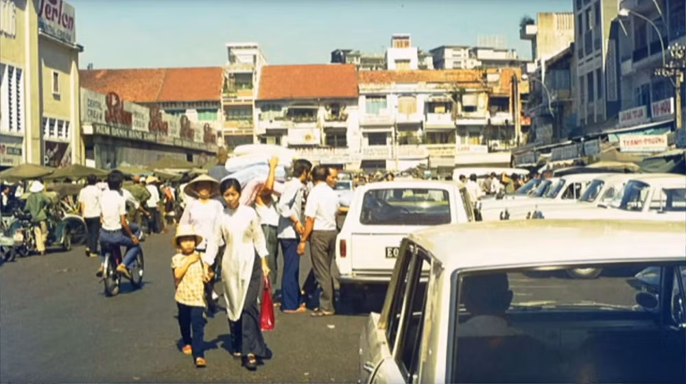 Đường Phan Bội Châu, cửa Đông Chợ Bến Thành.