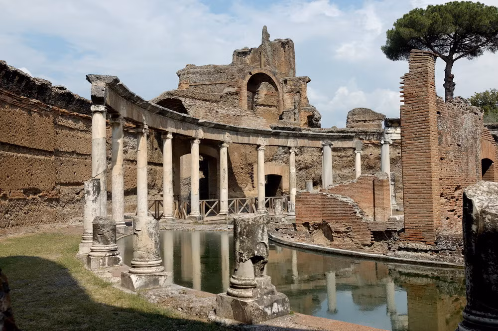 Dinh thự Villa Adriana là một chuỗi phức hợp các công trình bao gồm 4 nhóm kiến trúc mang phong cách khác nhau.