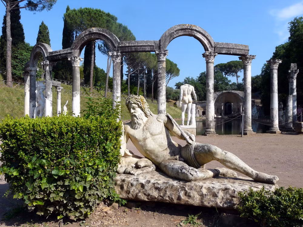 Nhóm đầu tiên là các công trình Hy Lạp bao gồm đền thờ Aphrodite Cnidi, nhà hát Hy Lạp và cấu trúc bán nguyệt lớn Exedra.