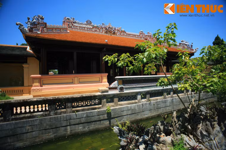 Hậu doanh là một tòa nhà một tầng được lợp bằng ngói liệt tráng men.