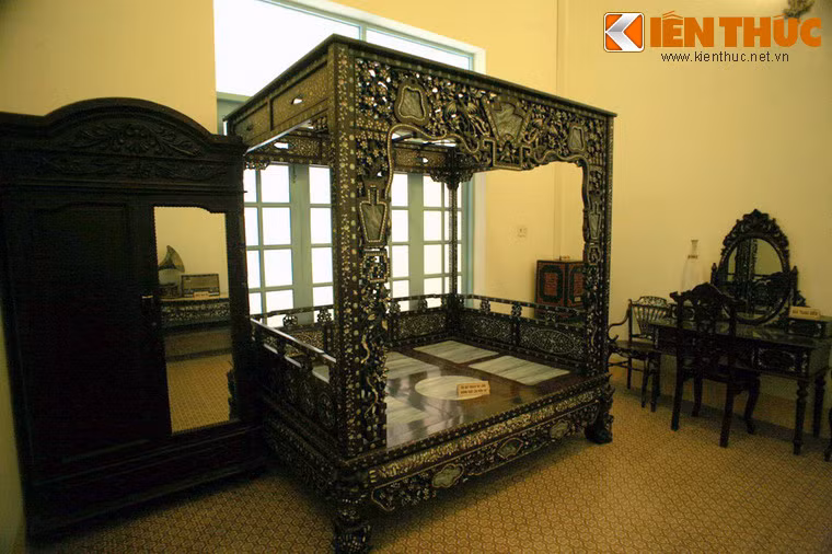 Những món đồ gỗ đặc biệt nhất ở nơi đây là hai chiếc giường ngủ đóng bằng gỗ sưa rất lộng lẫy ở hai căn phòng của cha con Công tử Bạc Liêu. Theo đồn đoán, mõi chiếc giưỡng có giá trị không dưới 7 tỷ đồng. được cho là khoảng 7 tỷ đồng