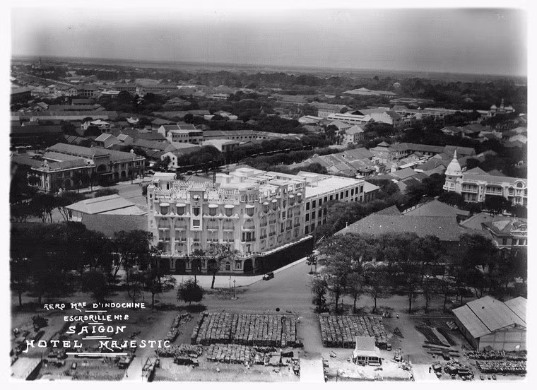 Khách sạn Majestic ở Sài Gòn. Hình ảnh nằm trong loạt ảnh Đông Dương thập niên 1930 được một nhà sưu tầm người Pháp rao bán trên mạng eBay.