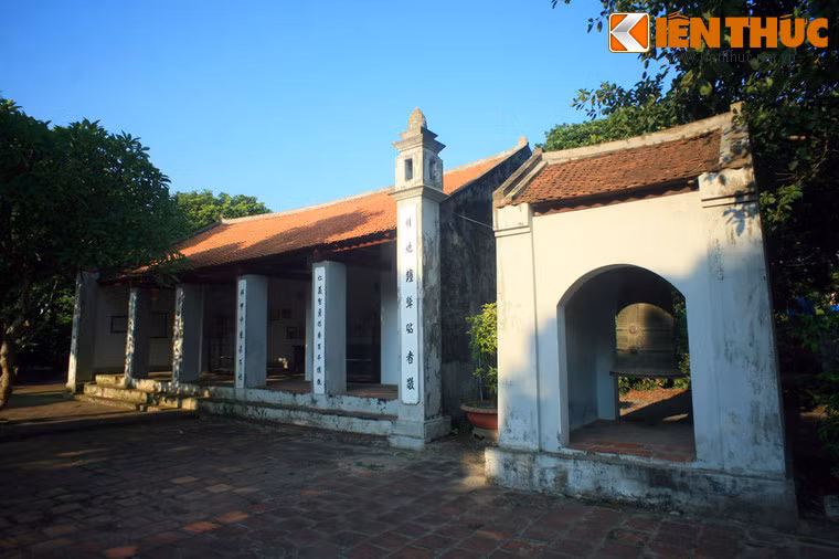Về kiến trúc, Văn miếu Xích Đằng quay về hướng Nam, nghi môn được xây dựng đồ sộ, bề thế, mang dáng dấp cổng Văn miếu Hà Nội. Sau cổng có sân rộng, ở giữa sân là đường thập đạo, hai bên sân có lầu chuông và lầu khánh cùng 2 dãy tả vu, hữu vu. Hai dãy này hiện nay được dùng để trưng bày các hình ảnh và hiện vật liên quan đến giáo dục của tỉnh Hưng Yên.