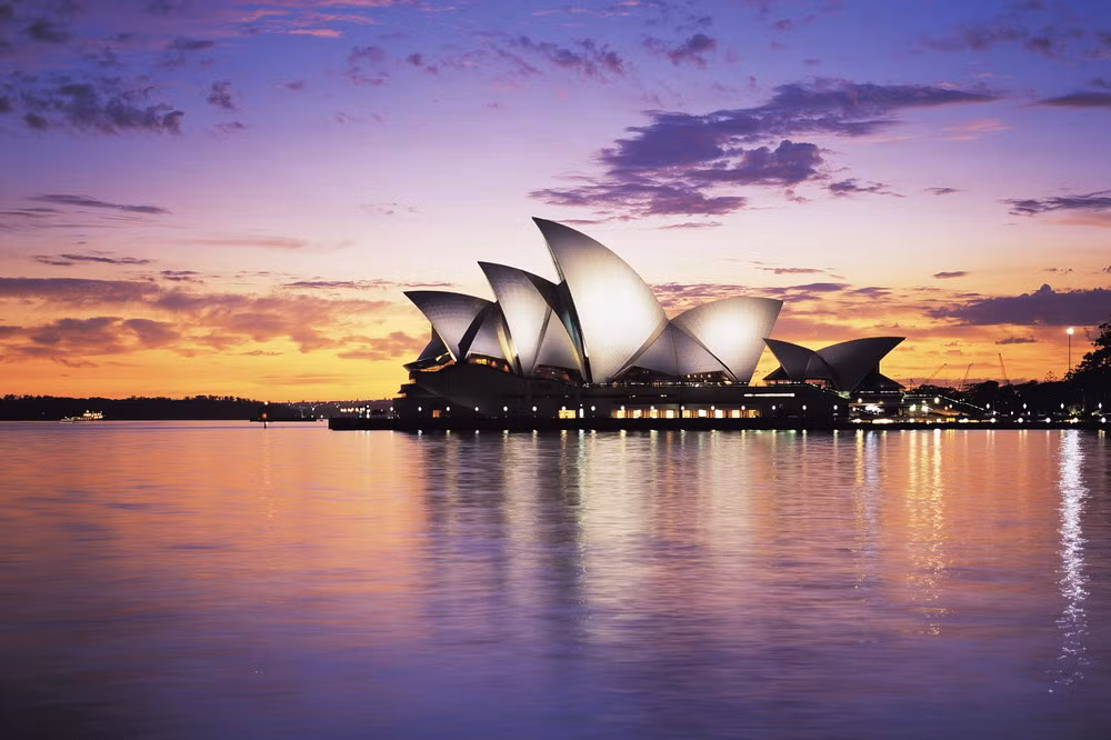 Nhà hát Opera Sydney gồm 5 khu nhà hát, 5 studio tập diễn, 2 sảnh chính, 4 nhà hàng, sáu quán bar và một số cửa hàng lưu niệm. Các nhà hát có hình một loạt các con sò được biểu trưng bằng cách cắt ra thành các bán cầu. Sảnh hòa nhạc và nhà hát nhạc kịch được đặt ở 2 nhóm vỏ sò lớn nhất, các nhà hát khác nằm ở các nhóm vỏ sò khác. Một vài nhóm vỏ sò nhỏ hơn được dùng để đặt nhà hàng.