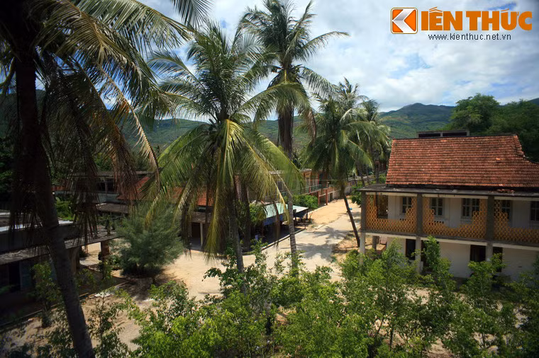 Bệnh viện Laproserie de Quy Hòa - bệnh viện cổ độc đáo nhất thế giới của Việt Nam đã ra đời với cơ sở vật chất ban đầu chỉ gồm một vài căn nhà tranh vách đất. Năm 1932, một trận bão khủng khiếp đã phá hủy toàn bộ nhà cửa nơi đây. Các souer thuộc dòng Phan sinh Thừa sai Đức mẹ đã vận động nhiều nguồn tài trợ để tái thiết bệnh viện.