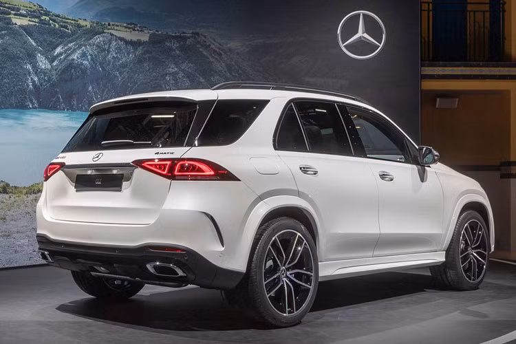 Mercedes-Benz chỉ cung cấp thông tin về mẫu xe GLE 450 4Matic được trưng bày tại buổi họp báo. Ở phiên bản 2020, Mercedes-Benz lột xác hoàn toàn về cả ngoại hình, nội thất, động cơ và bổ sung nhiều công nghệ mới cho chiếc SUV GLE-Class. Nhờ đó, nó được xem là đối thủ xứng tầm của Audi Q7 và BMW X5.