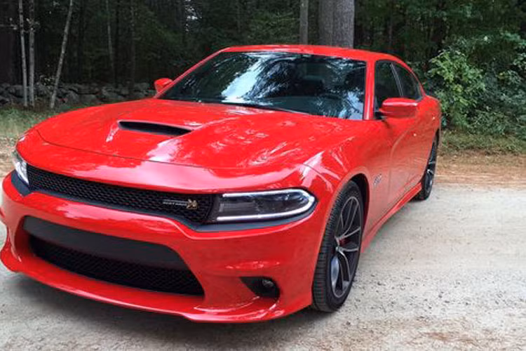 Với mức giá 40.390-41.340 USD, mẫu xe Dodge Challenger/Charger R/T Scat Pack cung cấp 2 phiên bản là coupe và sedan. Tên và kiểu dáng có thể khác nhau, nhưng cả hai mẫu đều trang bị động cơ V8 6,4 lít hút khí tự nhiên có công suất 485 mã lực, hệ dẫn động bánh sau. Challenger và Charger cùng có khả năng tăng tốc 0-100 km/h trong 3,5 giây.