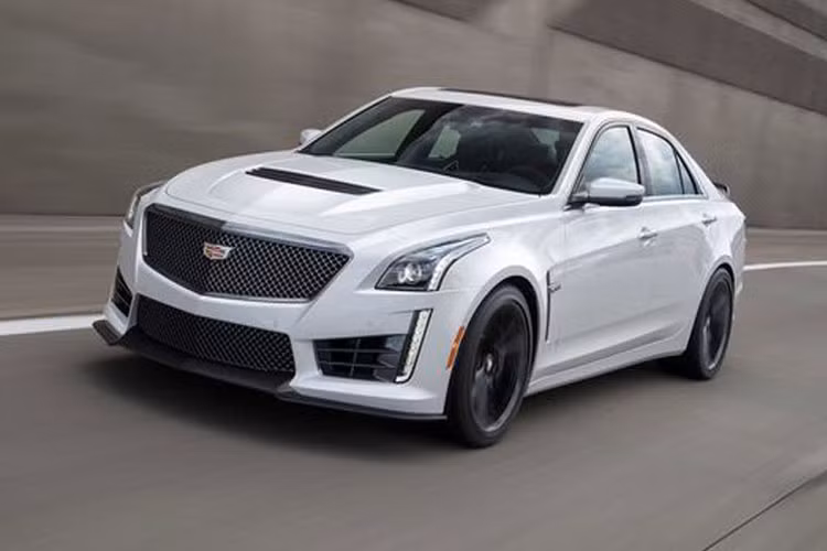 Cadillac ATS-V trang bị động cơ tăng áp kép V6 3,6 lít, công suất 464 mã lực và mô-men xoắn 603 Nm. Phiên bản tự động của mẫu xe này có khả năng tăng tốc 0-100 km/h trong 3,7 giây, phiên bản số sàn không chậm hơn bao nhiêu ở mức 4,2 giây, ngang với siêu xe Ferrari F430. Cadillac ATS-V có giá 62.590 USD.
