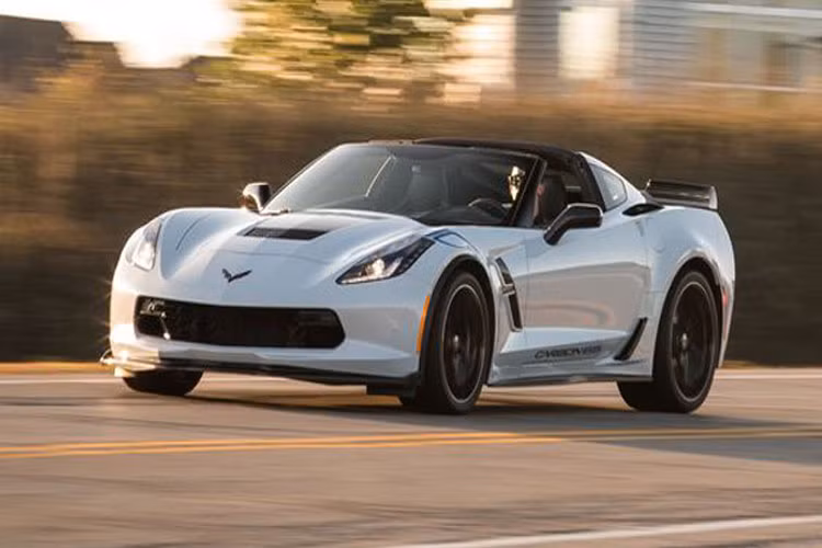 Siêu xe giá rẻ Chevrolet Corvette Stingray có giá 61.590 USD sử dụng động cơ đặt giữa như ZR1, tạo ra công suất 755 mã lực, trong khi đó chiếc Corvette Stingray không được chú ý nhiều bởi công suất chỉ 460 mã lực. Xe trang bị khối động cơ V8 6,2 lít, kết hợp cùng hộp số sàn 7 cấp hoặc tự động 8 cấp, với gói Z51 khả năng tăng tốc từ 0-100 km/h của Chevrolet Corvette Stingray là 3,8 giây.