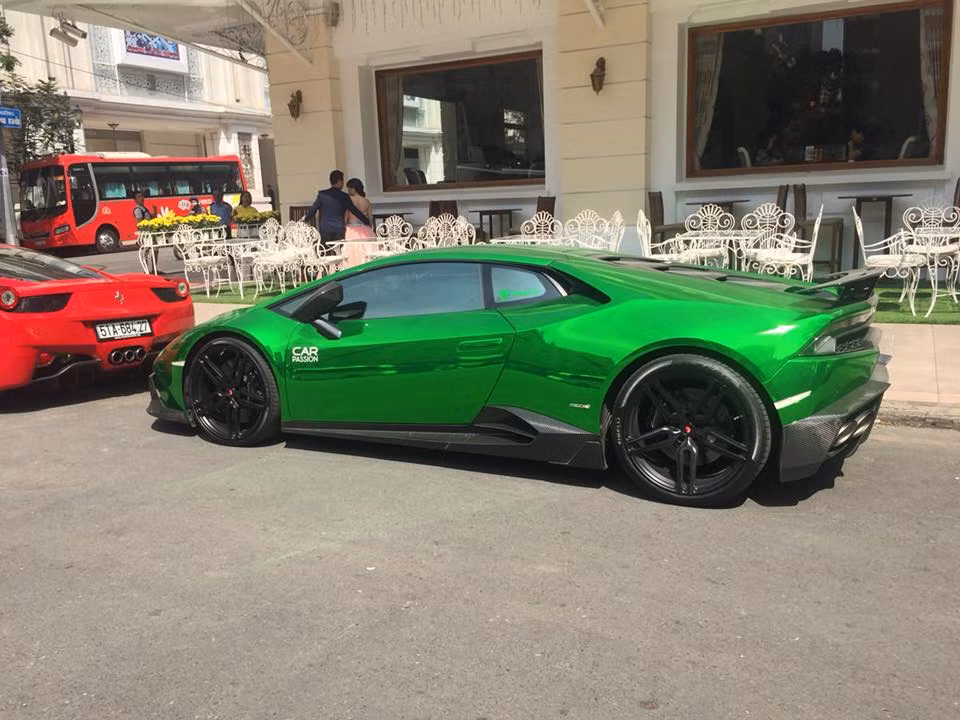 Chiếc Lamborghini Huracan gây ấn tượng với bộ cản va trước và sau bằng sợi carbon mới, nẹp sườn bên hông hay cánh gió đuôi cũng bằng sợi carbon.