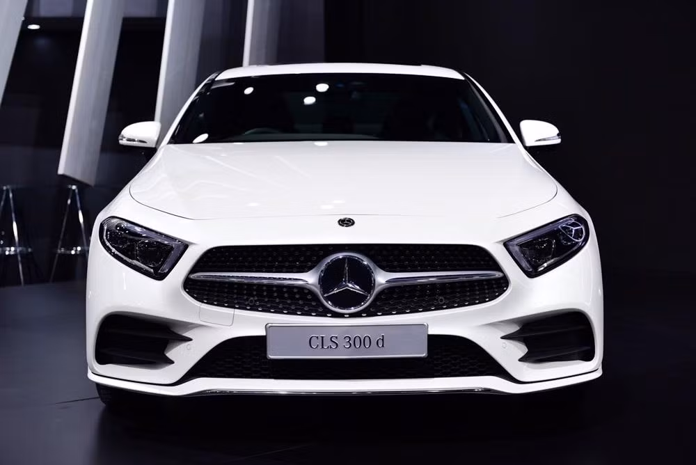Thiết kế của Mercedes CLS300d AMG Premium tuyệt đẹp thu hút người xem. Xe được trang đèn pha Multibeam LED, lưới tản nhiệt kiểu kim cương, đèn hậu LED, cửa sổ sau chỉnh điện, vô lăng trợ lực điện và cản trước/ốp sườn AMG.