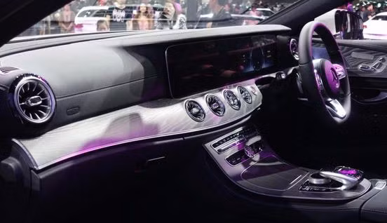 ...hệ thống thông tin giải trí tương thích Apple CarPlay và Android Auto, dàn âm thanh vòm Burmester...