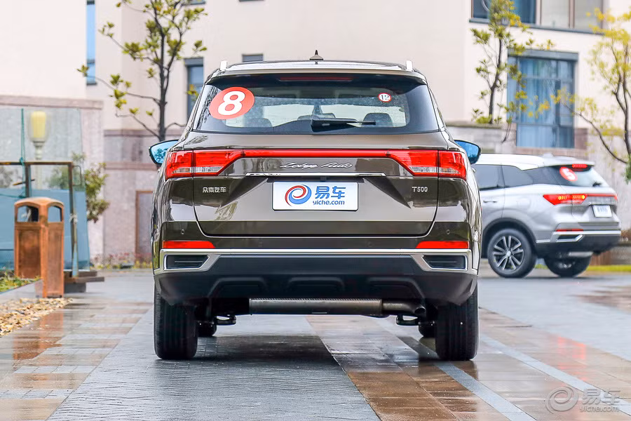 Đuôi xe của Zotye T500 bị đánh giá là khá rối mắt với cụm đèn hậu nối liền với nhau. Trên cản va sau còn có chi tiết mạ crôm khiến nhiều người liên tưởng đến miệng ống xả.