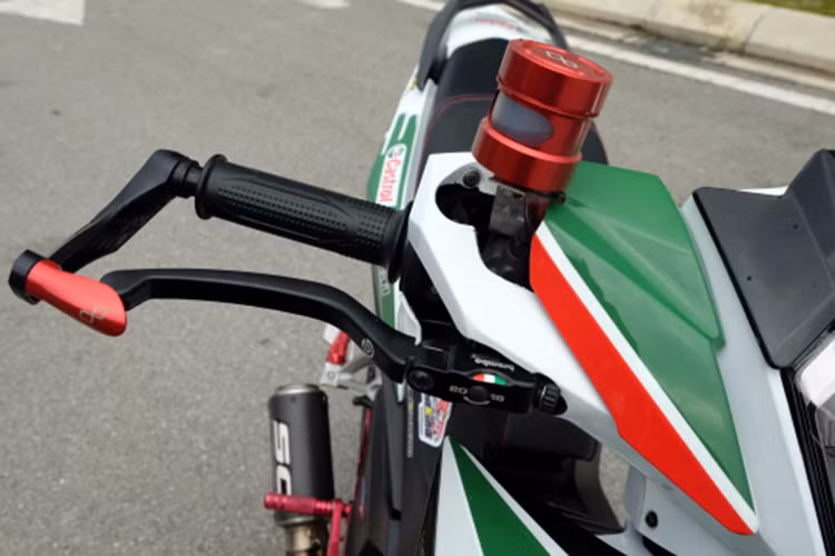 Dàn vỏ đầu được giữ nguyên nhưng được lắp thêm bảo vệ tay phanh, phanh dầu và tay Brembo hoàn toàn mới. Những yếu tố này sẽ giúp cho tăng độ an toàn cho người lái xe.