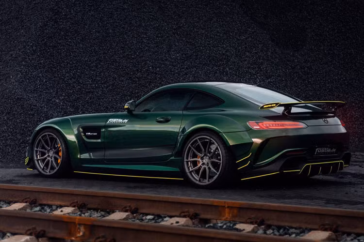 Bộ bodykit còn bao gồm các vòm mở rộng hốc bánh xe ở trước và sau. Mercedes-AMG GT độ khủng này còn được trang bị bộ mâm hợp kim 20 inch đặc biệt của ADV.1