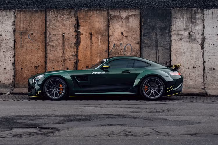Siêu xe Mercedes-AMG GT độ bodykit siêu độc này còn tiếp tục được nâng cấp khối động cơ V8 tăng áp kép dung tích 4,0 lít, sản sinh công suất tối đa 650 mã lực và mô-men xoắn cực đại 800 Nm, tăng rất nhiều so với các sản lượng đầu ra tiêu chuẩn – 469 mã lực và 648 Nm.