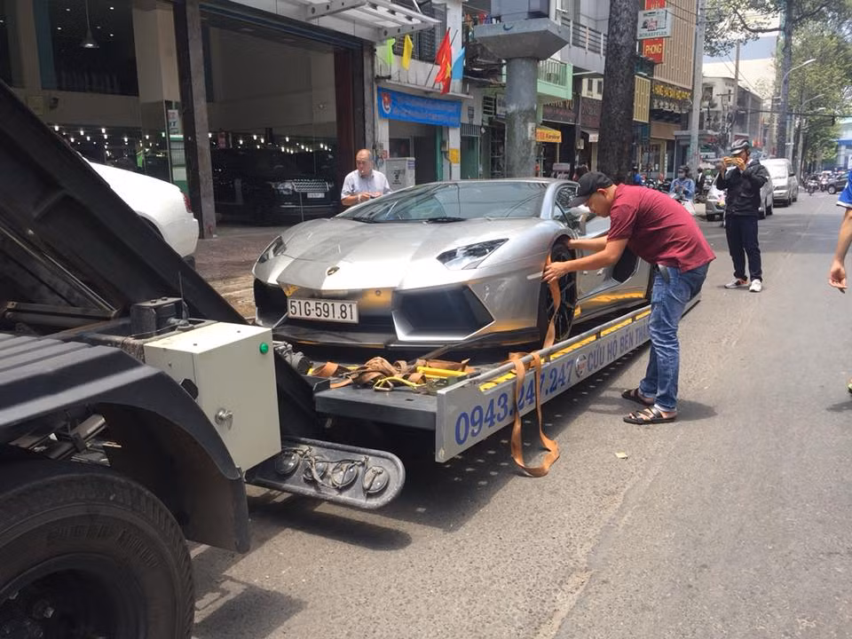 Lamborghini Aventador độ độc nhất Việt Nam lên xe chuyên dụng để đi đăng kiểm và bàn giao cho Chủ tịch Trung Nguyên.