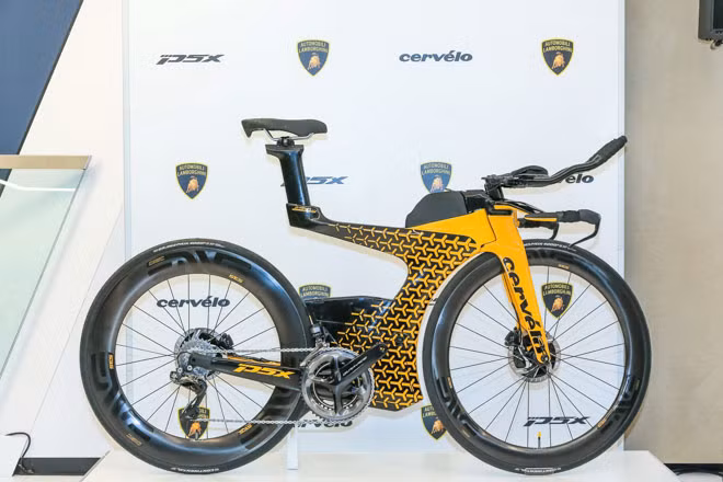 Lamborghini gây chú ý tại triển lãm Geneva Motor Show 2018 khi giới thiệu đến công chúng "siêu xe chạy bằng cơm" - xe đạp Lamborghini Cervélo P5X thiết kế lạ đến bất ngờ.