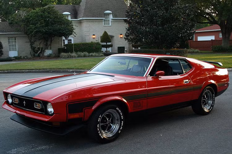 Trong bộ phim “Diamonds are Forever” đã sử dụng một mẫu Ford Mustang Mach 1 đầy cơ bắp, hầm hố. Hiện nay, nếu yêu thích phong cách của 007 ngày xưa bạn có thể tìm mua với giá từ khoảng 21.000 USD. 