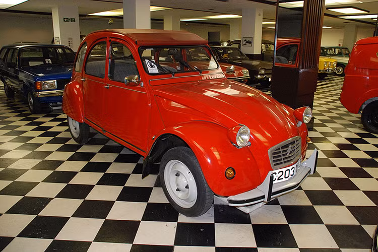 Một mẫu xe bình dân trong bộ phim “For Your Eyes Only” năm 1981 nam diễn viên Roger Moore đã lái là Citroen 2CV. Mẫu xe này tương đối hiếm ở thị trường Mỹ nên mức giá hiện tại của nó tương đối cao là từ 15.000 USD trở lên.