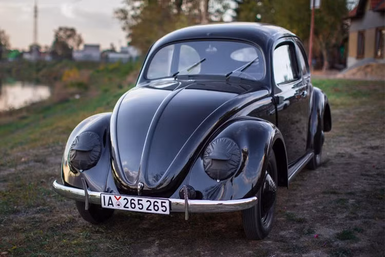 Đây là chiếc xe ôtô Volkswagen Beetle cổ nhất còn tồn tại với khung xe số 20 trong tổng số 21 triệu xe. Xe có ngoại thất màu đen bóng sang trọng.