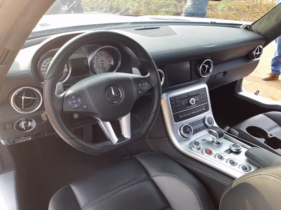 Siêu xe Mercedes-Benz SLS AMG thứ 2 nằm trong bộ sưu tập xe "khủng" của Đặng Lê Nguyên Vũ có nội thất màu đen. Ảnh: Ngọc Hóa.