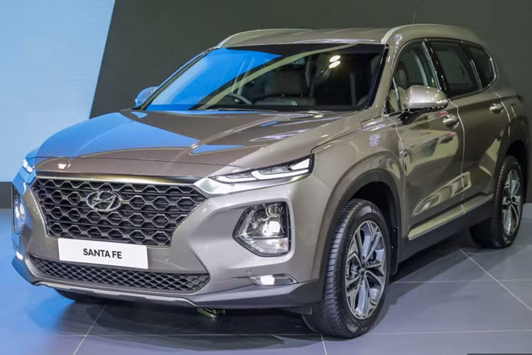 Thiết kế Santa Fe hoàn toàn mới được cho là đã lột xác hoàn toàn so với người tiền nhiệm trước đây. Nhiều đánh giá cũng cho rằng xe có ngoại hình đẹp, mạnh mẽ hơn rất nhiều so với thế hệ trước đó.