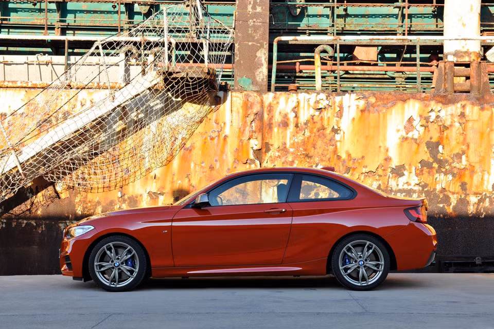 BMW 230i là một chiếc coupe thể thao dẫn động bánh sau được trang bị động cơ tăng áp 2,0 lít, công suất 250 mã lực, hộp số sàn 6 cấp. Mẫu xe 2 cửa nhỏ gọn dễ dàng tăng tốc 0-100 km/h trong 5,3 giây trước khi đạt tốc độ tối đa 240 km/h. Phiên bản tiêu chuẩn có giá bán 35.300 USD.