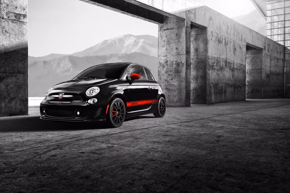 Khối động cơ 1,4 lít tăng áp kết hợp cùng hộp số sàn 5 cấp giúp Fiat 500 Abarth đạt tốc độ tối đa 182 km/h. Fiat 500 Abarth còn được trang bị phuộc KONI, hệ thống treo hiệu suất, hộp số sàn 5 cấp được tối ưu hóa và hệ thống phanh an toàn.